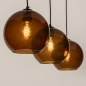 Foto 74822-10 schuinaanzicht: Zwarte hanglamp met drie bollen van bruin glas 