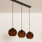 Foto 74822-12 schuinaanzicht: Zwarte hanglamp met drie bollen van bruin glas 