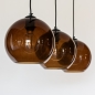 Foto 74822-13 schuinaanzicht: Zwarte hanglamp met drie bollen van bruin glas 
