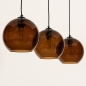 Foto 74822-14 schuinaanzicht: Zwarte hanglamp met drie bollen van bruin glas 
