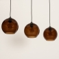 Foto 74822-16 schuinaanzicht: Zwarte hanglamp met drie bollen van bruin glas 