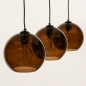Foto 74822-17 schuinaanzicht: Zwarte hanglamp met drie bollen van bruin glas 