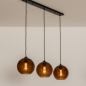 Foto 74822-2 schuinaanzicht: Zwarte hanglamp met drie bollen van bruin glas 