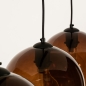 Foto 74822-20 detailfoto: Zwarte hanglamp met drie bollen van bruin glas 