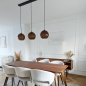 Foto 74822-23 sfeerfoto: Zwarte hanglamp met drie bollen van bruin glas 