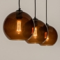 Foto 74822-4 schuinaanzicht: Zwarte hanglamp met drie bollen van bruin glas 