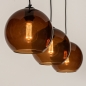 Foto 74822-5 schuinaanzicht: Zwarte hanglamp met drie bollen van bruin glas 