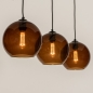 Foto 74822-6 schuinaanzicht: Zwarte hanglamp met drie bollen van bruin glas 