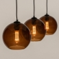 Foto 74822-7 schuinaanzicht: Zwarte hanglamp met drie bollen van bruin glas 