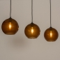 Foto 74822-8 schuinaanzicht: Zwarte hanglamp met drie bollen van bruin glas 