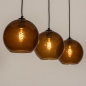 Foto 74822-9 schuinaanzicht: Zwarte hanglamp met drie bollen van bruin glas 