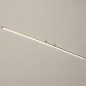 Foto 74827-4 schuinaanzicht: Minimalistische led hanglamp in de vorm van een strip in goud/messing