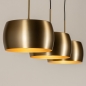 Foto 74831-7 vooraanzicht: Grote gouden hanglamp met drie kappen van metaal in messing/goud
