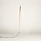 Foto 74890-5 schuinaanzicht: Losse driepoot vloerlamp in beige van metaal 
