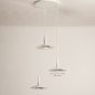 Foto 74902-1 maatindicatie: Witte hanglamp met drie witte kappen van metaal in Scandinavisch design, geeft indirect licht