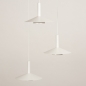 Foto 74902-10 vooraanzicht: Witte hanglamp met drie witte kappen van metaal in Scandinavisch design, geeft indirect licht