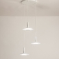 Foto 74902-2 vooraanzicht: Witte hanglamp met drie witte kappen van metaal in Scandinavisch design, geeft indirect licht