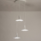 Foto 74902-3 vooraanzicht: Witte hanglamp met drie witte kappen van metaal in Scandinavisch design, geeft indirect licht