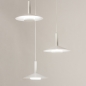 Foto 74902-4 vooraanzicht: Witte hanglamp met drie witte kappen van metaal in Scandinavisch design, geeft indirect licht