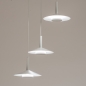 Foto 74902-5 vooraanzicht: Witte hanglamp met drie witte kappen van metaal in Scandinavisch design, geeft indirect licht