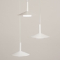 Foto 74902-6 vooraanzicht: Witte hanglamp met drie witte kappen van metaal in Scandinavisch design, geeft indirect licht