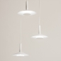 Foto 74902-7 vooraanzicht: Witte hanglamp met drie witte kappen van metaal in Scandinavisch design, geeft indirect licht