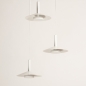 Foto 74902-8 vooraanzicht: Witte hanglamp met drie witte kappen van metaal in Scandinavisch design, geeft indirect licht