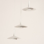 Foto 74902-9 vooraanzicht: Witte hanglamp met drie witte kappen van metaal in Scandinavisch design, geeft indirect licht