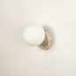 Foto 74904-6 schuinaanzicht: Beige wandlamp met witte bol van opaalglas in japandi stijl 
