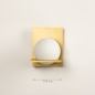 Foto 74930-1 maatindicatie: Art deco wandlamp in messing/goud met witte bol van glas