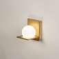 Foto 74930-3 schuinaanzicht: Art deco wandlamp in messing/goud met witte bol van glas