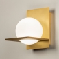 Foto 74930-4 schuinaanzicht: Art deco wandlamp in messing/goud met witte bol van glas