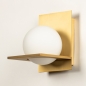 Foto 74930-5 schuinaanzicht: Art deco wandlamp in messing/goud met witte bol van glas