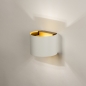 Foto 74962-3 schuinaanzicht: Witte wandlamp met gouden binnenkant en kleppen om lichtbundel in te stellen 