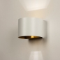 Foto 74962-4 schuinaanzicht: Witte wandlamp met gouden binnenkant en kleppen om lichtbundel in te stellen 