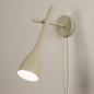 Foto 74967-8 schuinaanzicht: Beige wandlamp van metaal met snoer en stekker 