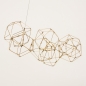 Foto 74978-8 schuinaanzicht: Design led hanglamp met prisma-vormen en kleine led lampen