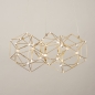 Foto 74980-4 schuinaanzicht: onde design led hanglamp met prisma-vormen en kleine led lampen