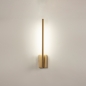 Foto 74987-2 vooraanzicht: Minimalistische led wandlamp in goud met draaibare slanke buis 