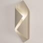Foto 75000-5 schuinaanzicht: Extra grote wandlamp in beige van metaal met krullende vorm