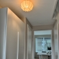 Foto 75008-9 sfeerfoto: Kleine plafondlamp lampion van beige stof in japandi stijl