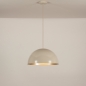 Foto 75050-3 vooraanzicht: Grote beige hanglamp in halve bol met gouden binnenkant 