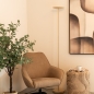 Foto 75119-11 sfeerfoto_uit: Ultraslanke Beige led Uplighter – Perfect voor Elke Modern Interieur