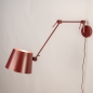Foto 75128-2: Rote verstellbare Wandleuchte mit Gelenkarm und langem Kabel