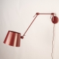 Foto 75128-7: Rote verstellbare Wandleuchte mit Gelenkarm und langem Kabel