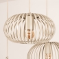 Foto 75132-12 detailfoto: Beige hanglamp met drie verschillende open kappen met platte spijlen 
