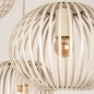 Foto 75132-15 detailfoto: Beige hanglamp met drie verschillende open kappen met platte spijlen 