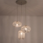 Foto 75132-3 schuinaanzicht: Beige hanglamp met drie verschillende open kappen met platte spijlen 