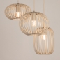 Foto 75132-7 niet_in_feed: Beige hanglamp met drie verschillende open kappen met platte spijlen 