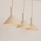 Foto 75143-2 vooraanzicht: Beige 3-lichts hanglamp met 3 conische kappen in beige van metaal E27